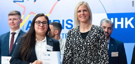 Nicole Klein, aircraft electronics technician, and Swaantje Creusen, chairwoman of the DIHK Education Council, at the 2023 national award ceremony for the best apprentices