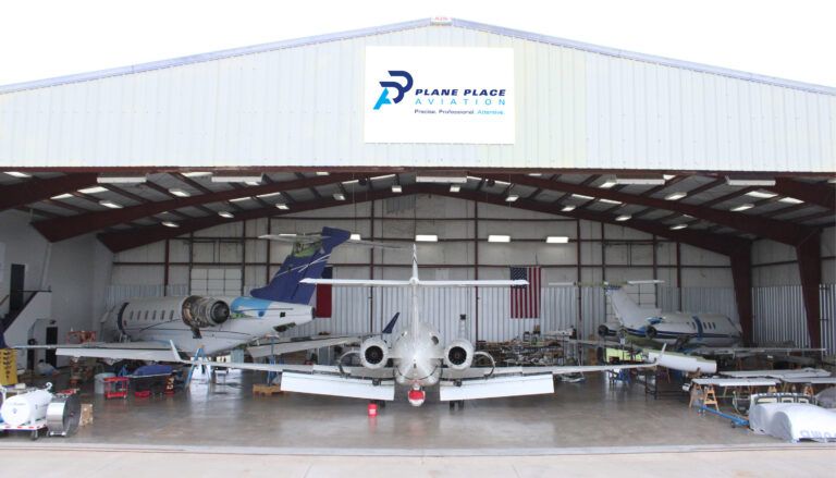 Plane Place Aviation hangar with three aircraft inside