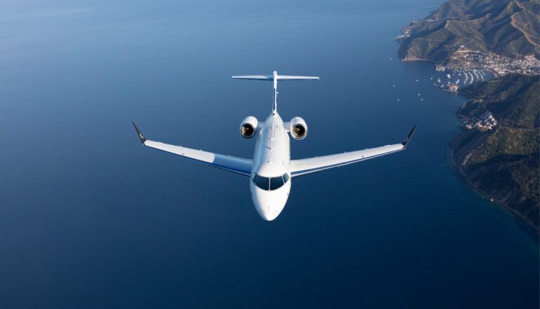 Bombardier Challenger 3500 in flight