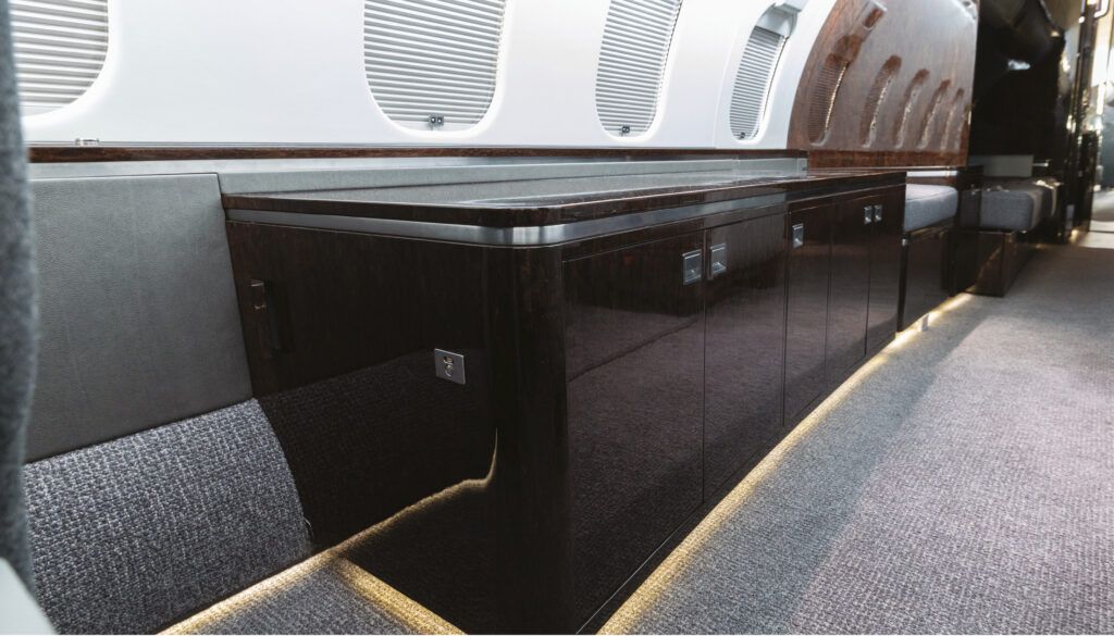 Side credenza in dark veneer on Global 5000