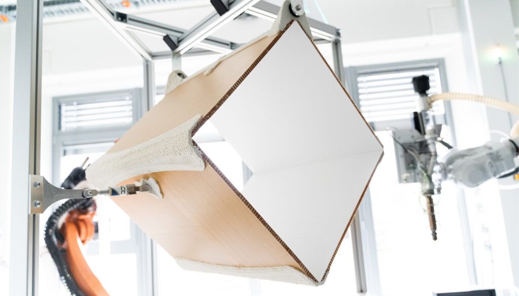 Zrobotyzowany chwytak trzymający pudełko o strukturze plastra miodu ze wzmocnieniem wydrukowanym w 3D i wspornikami montażowymi