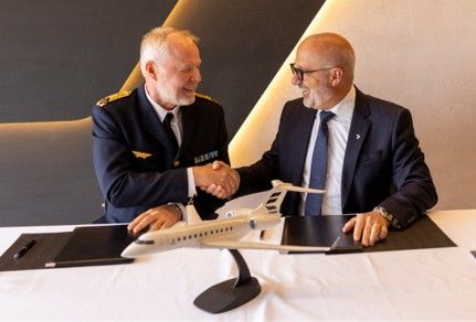 Brigadier General Carl-Frederik Edström, director of the Air and Space Systems Division at FMV, and Paul Sislian, executive vice president, Aircraft Sales and Bombardier Aftermarket Services, shaking hands