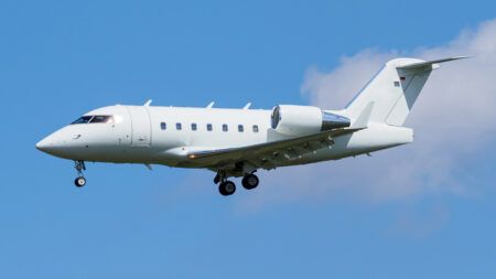 Bombardier Challenger 600 in flight